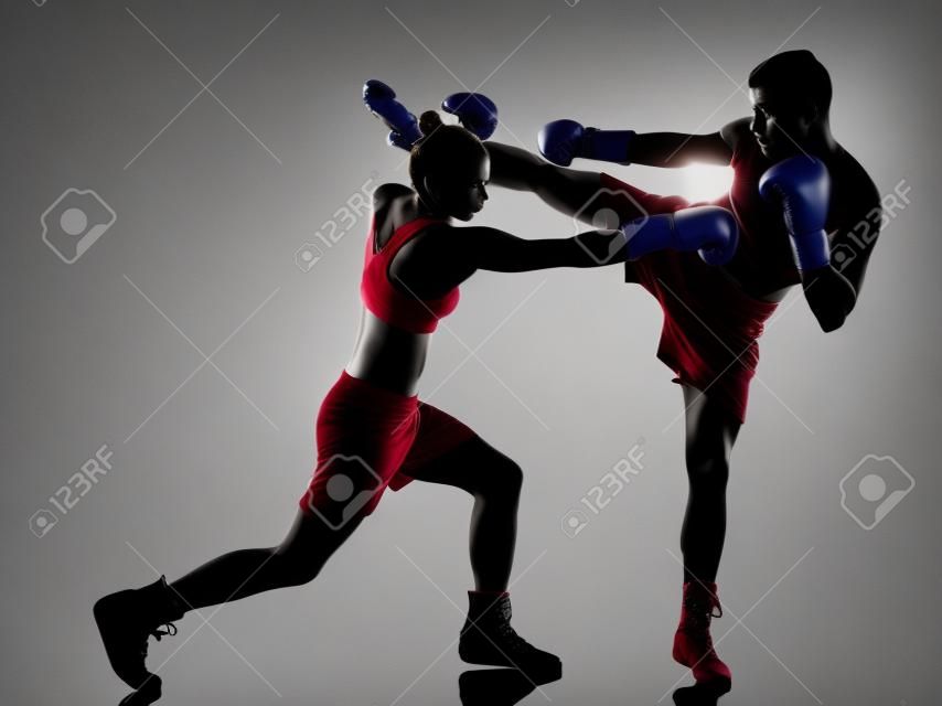 一位女拳擊手拳擊一名男子跆拳道剪影孤立在白色背景