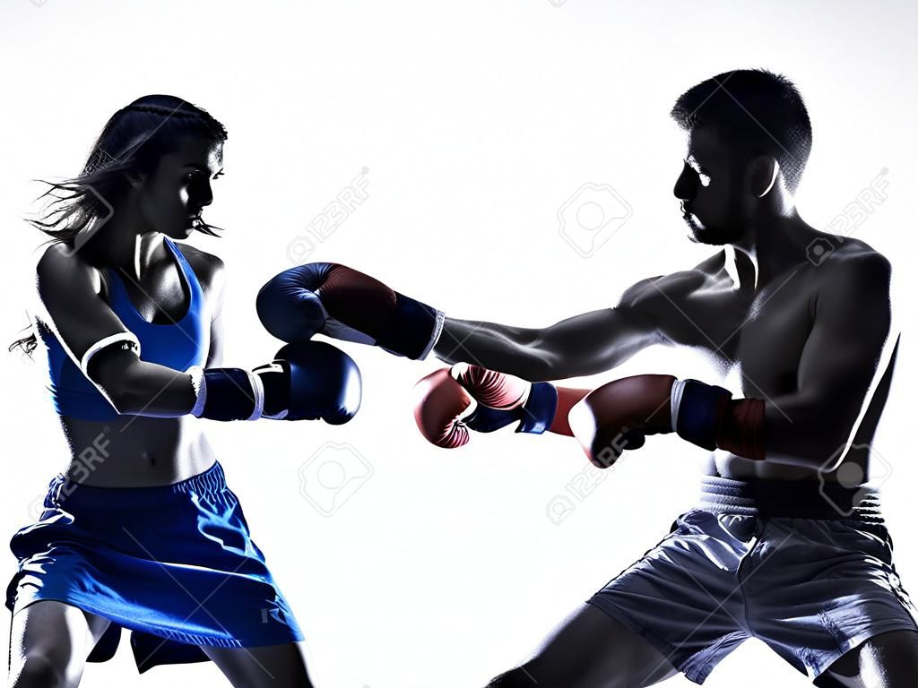 una mujer boxeador boxeo un hombre kickboxing en silueta aislados sobre fondo blanco