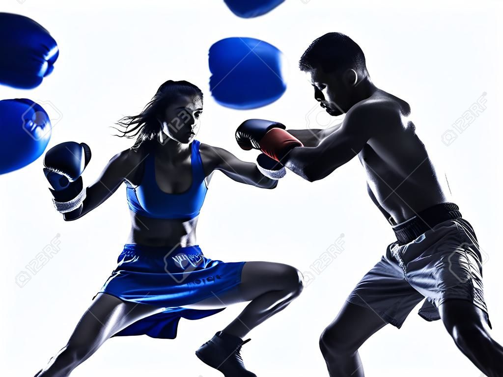 una mujer boxeador boxeo un hombre kickboxing en silueta aislados sobre fondo blanco