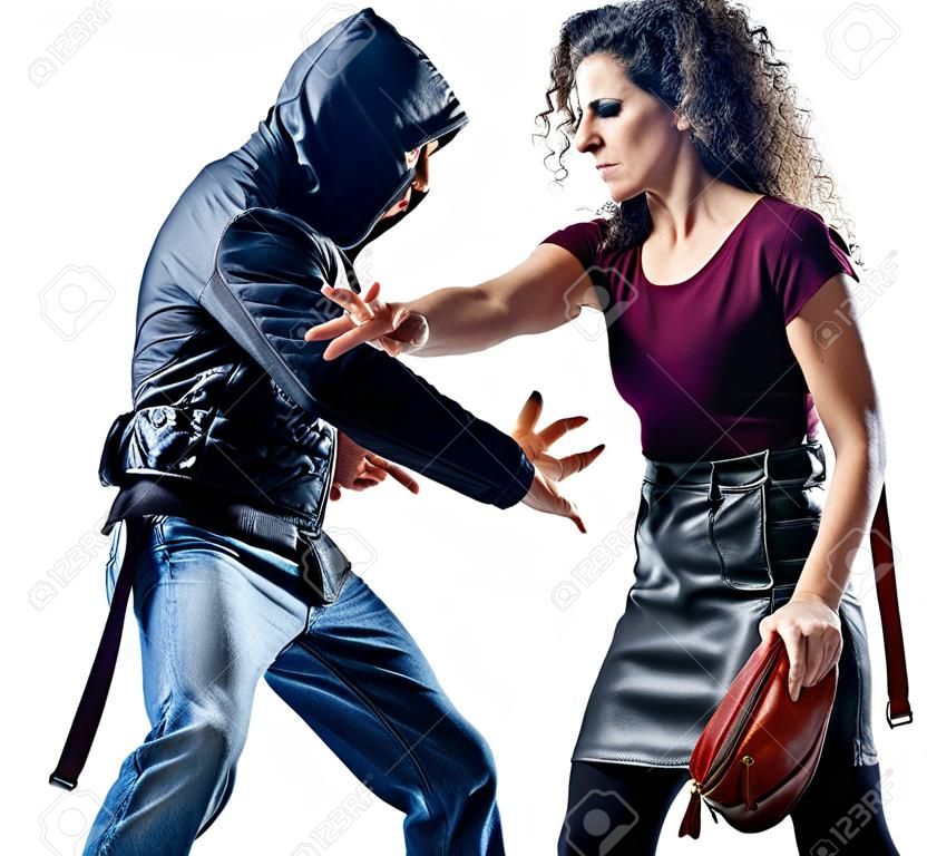 一个白人妇女在一个白人背景下的小偷攻击性自卫的受害者