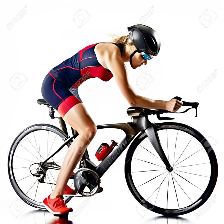 Una donna caucasica praticante triathlon triatleta ironman studio shot isolato su sfondo bianco