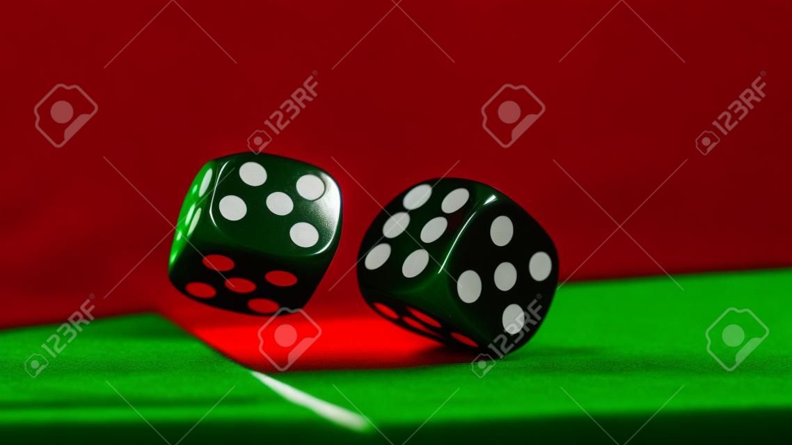 Красные кости казино и фишки казино на зеленый стол