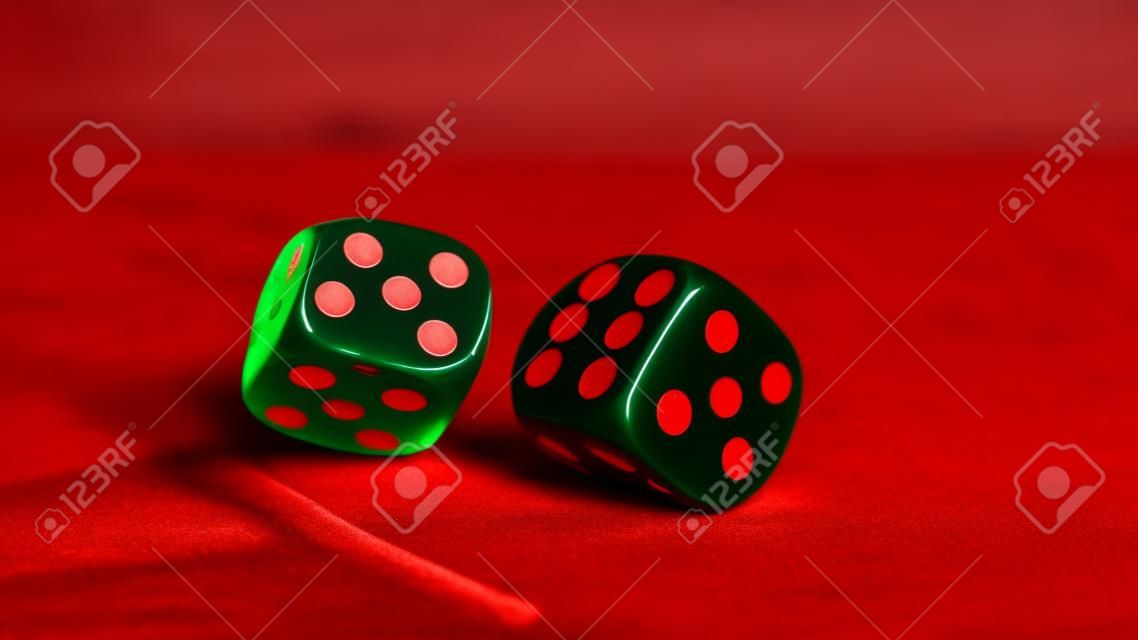 Красные кости казино и фишки казино на зеленый стол