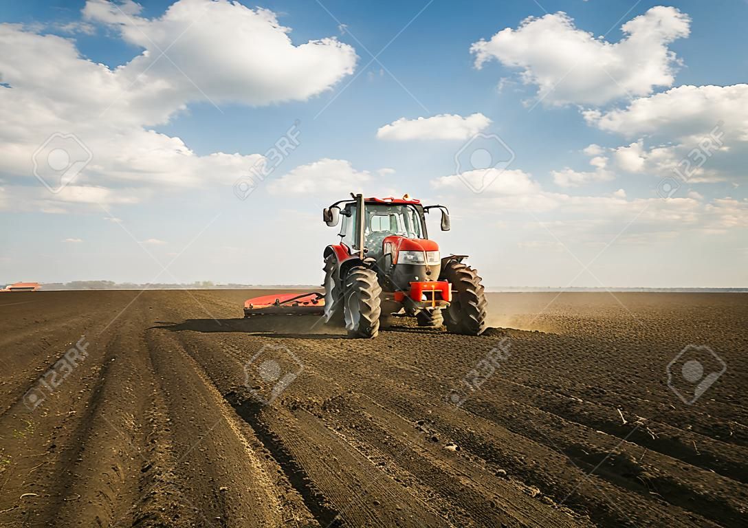 Agriculteur dans le tracteur préparation terrain avec vibroculteur
