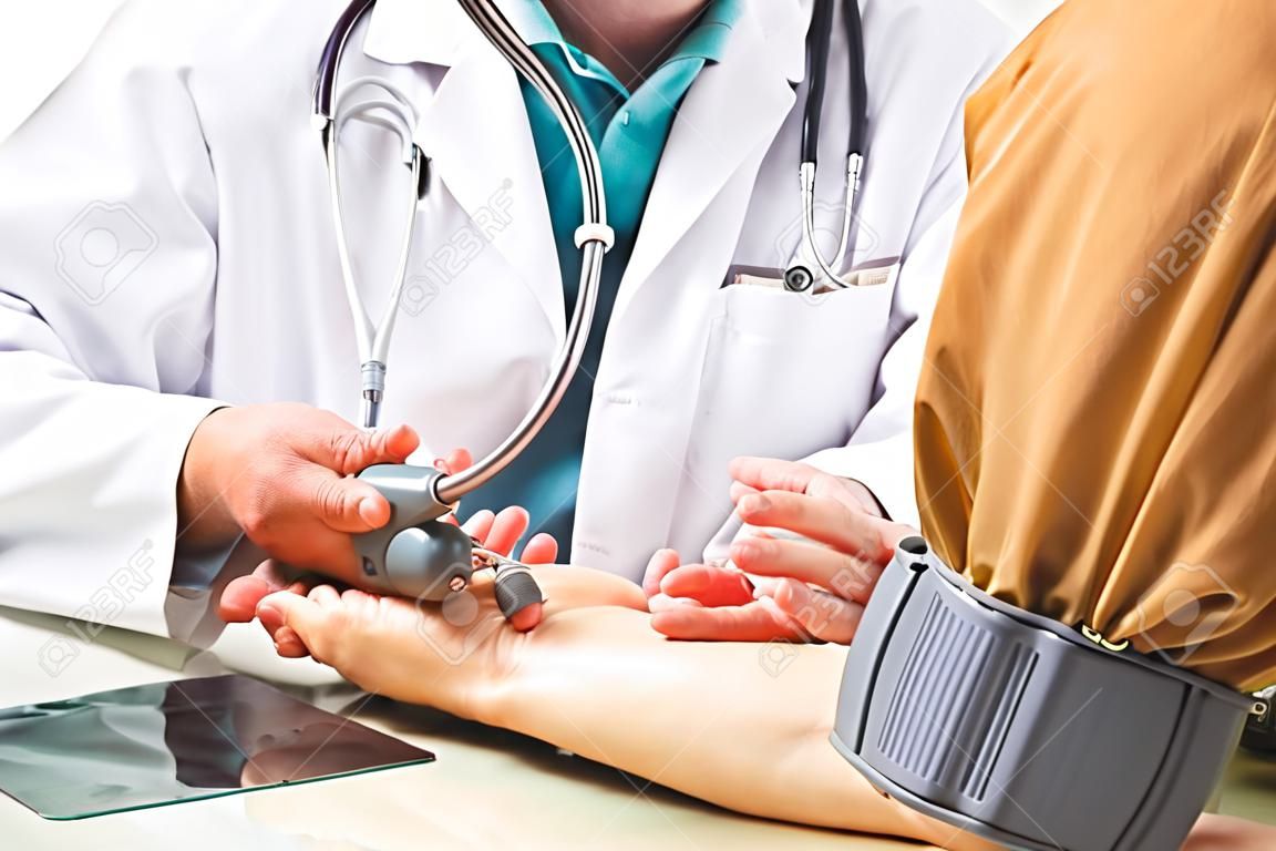 Doctor de la presión de sangre del paciente comprobación, centrarse en la mano