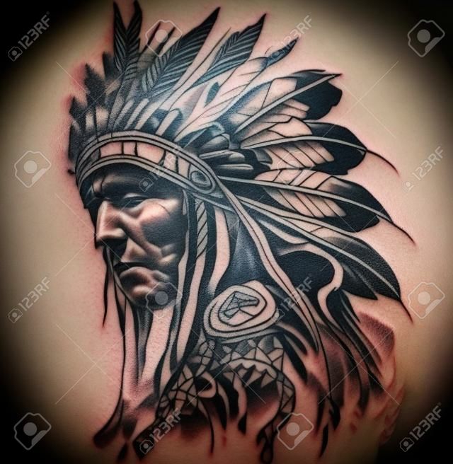 Tatuagem, arte, retrato, de, americano, indiano, cabeça, sobre, fundo escuro