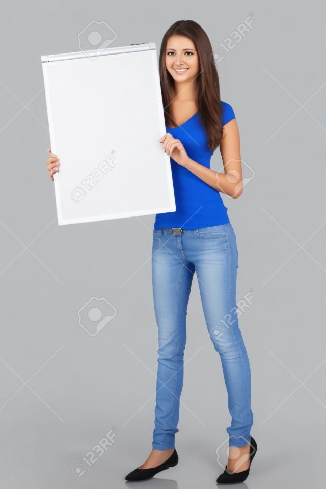Boş beyaz tahta gösteren tam uzunlukta güzel kadın