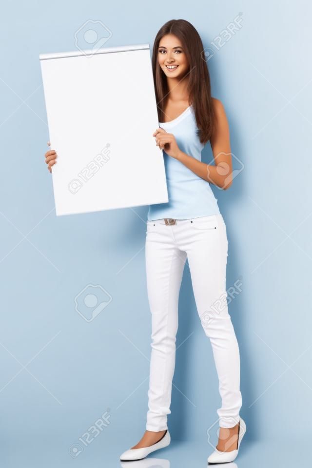Boş beyaz tahta gösteren tam uzunlukta güzel kadın