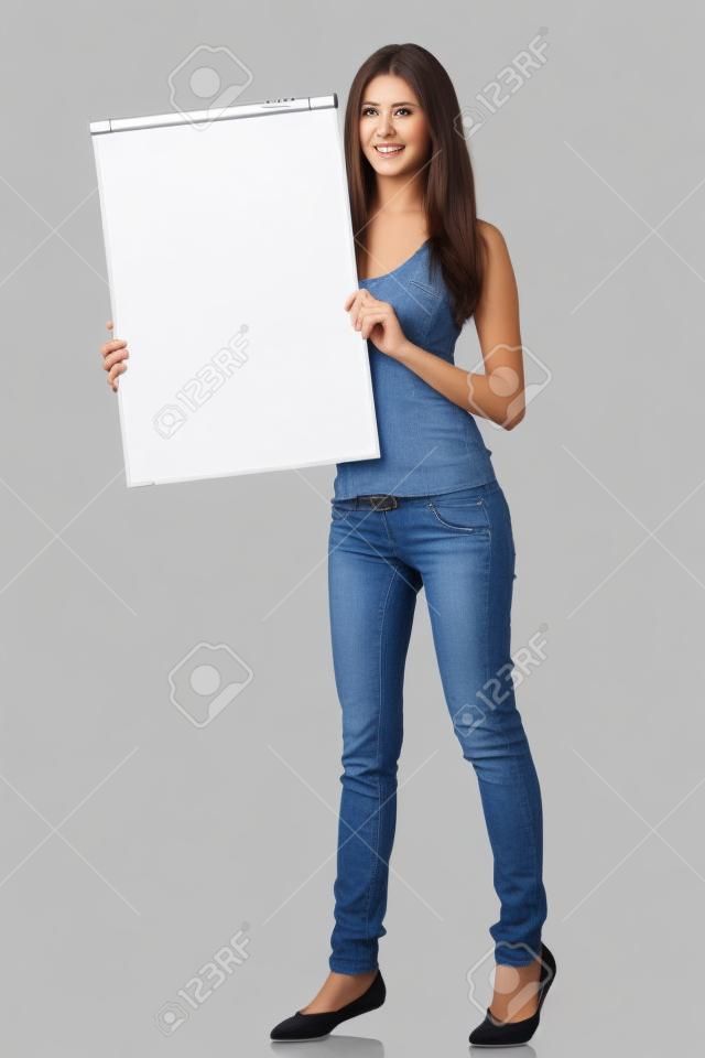 Pleine longueur belle femme montrant tableau blanc vierge