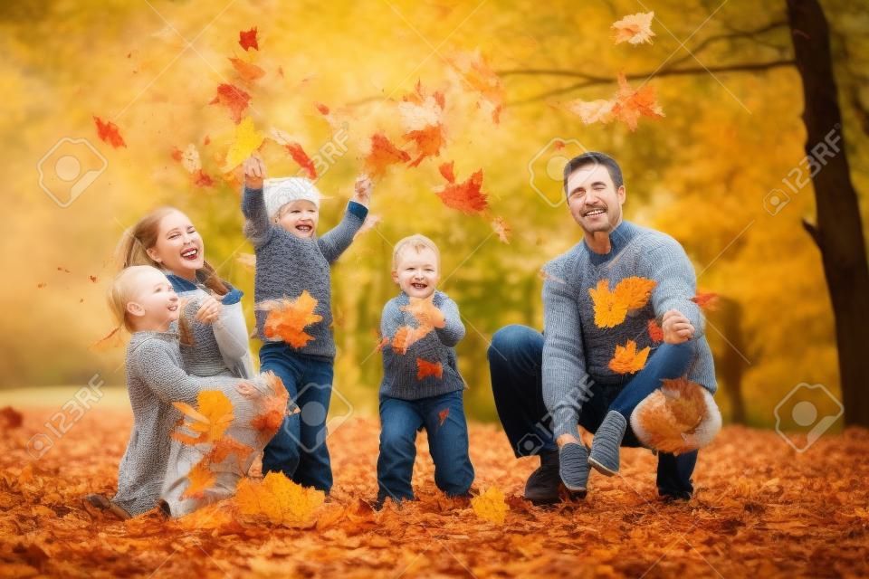 familia arrojar hojas otoñales