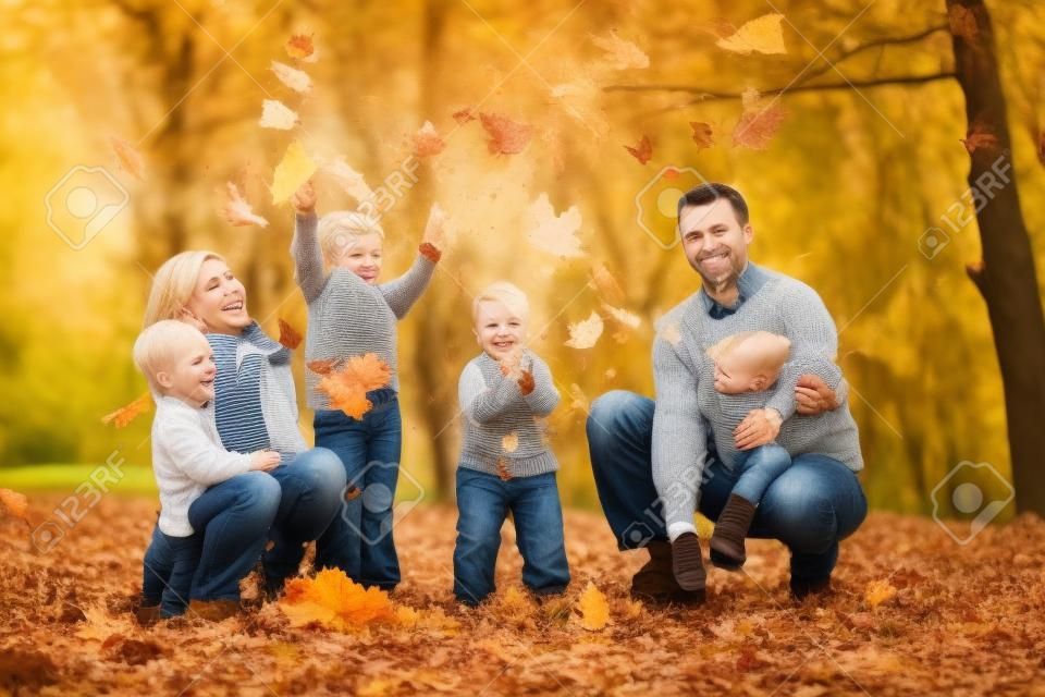 familia arrojar hojas otoñales