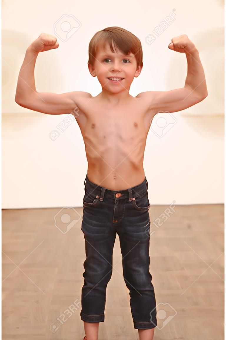Porträt von einem starken jungen zeigt die Muskeln der Arme