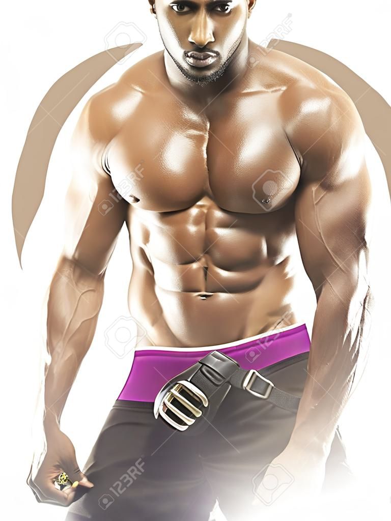 Hübscher muskulöser arabischer schwarzer Mann, der seine Hosen zeigen ABS und Schwarzes unter Abnutzung mit geöltem Körper entfernt