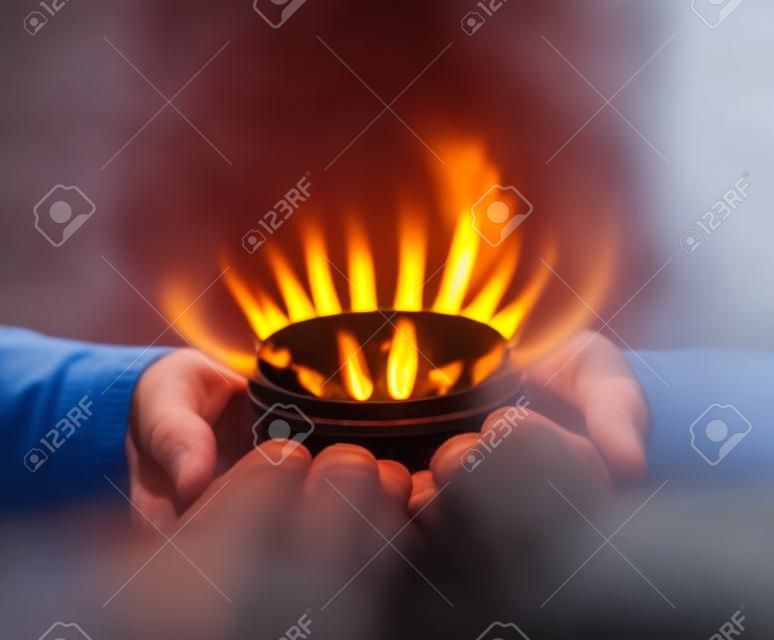 Manos sosteniendo un llama gas