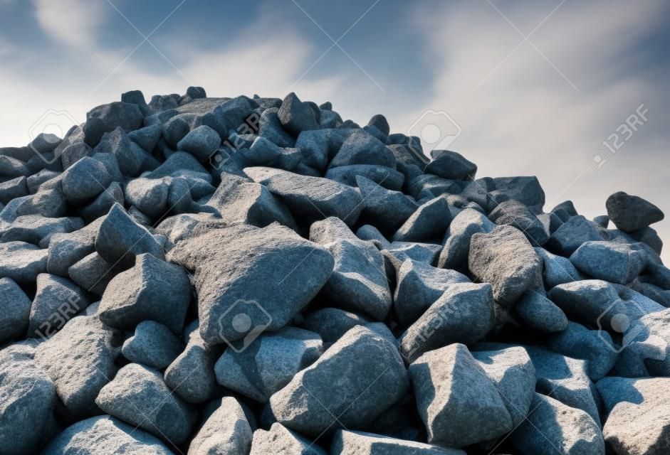 施工のための岩の山。
