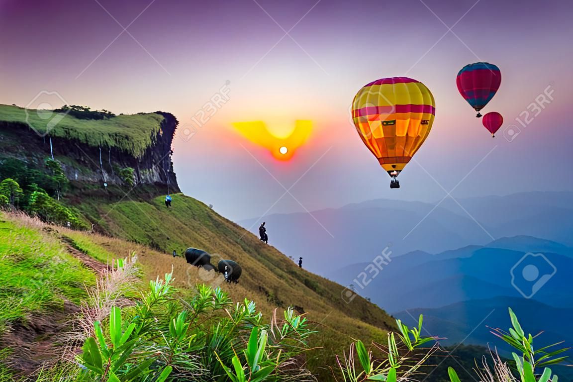 Bunte Heißluftballone, die morgens über Berg an Nationalpark Phu Chi Fa fliegen. Provinz Chiang Rai, Thailand