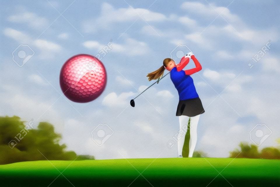 아침 시간에 스윙을 하는 여자 골퍼로부터 티에서 막 떨어지는 골프 공