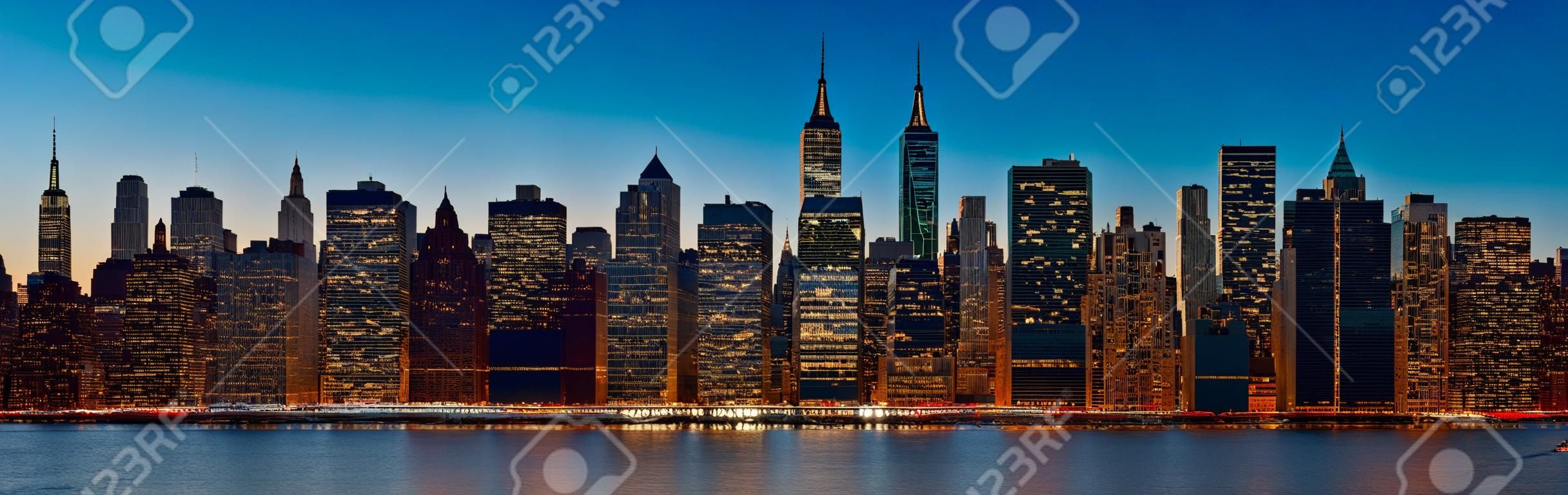曼哈頓。晚間紐約市的天際線全景