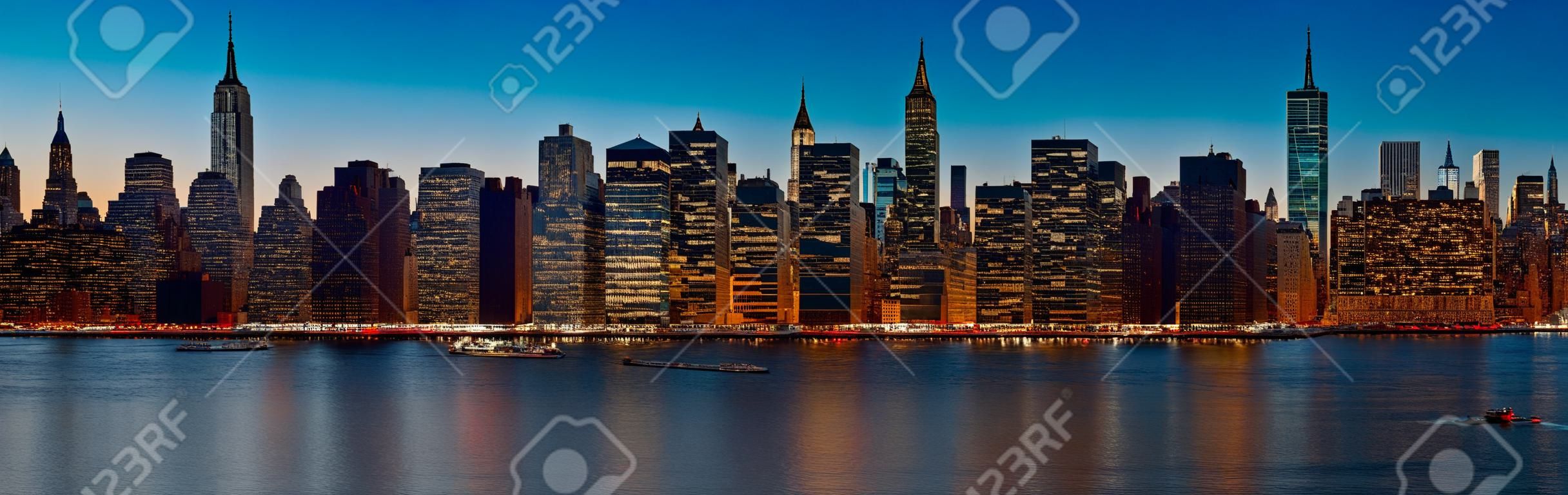 曼哈頓。晚間紐約市的天際線全景