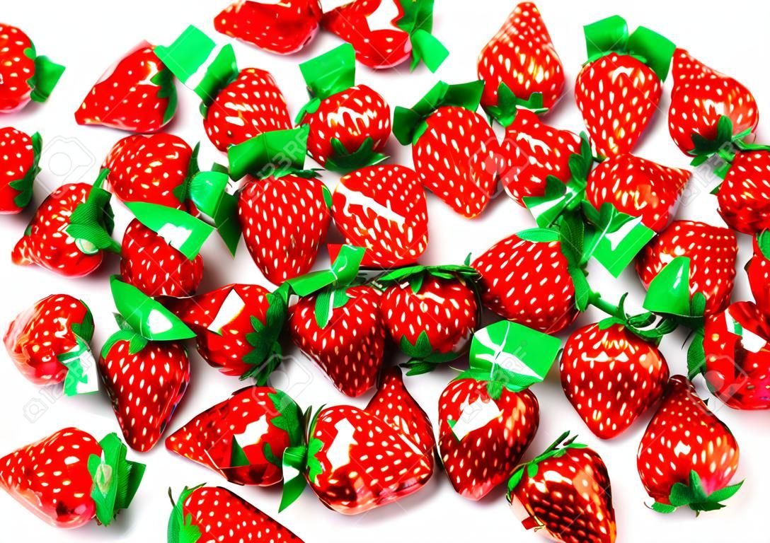 Verpackte Erdbeerbonbons in dekorativer Folienverpackung