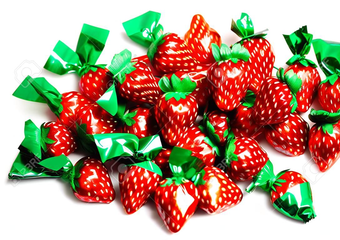 장식 호일 포장지에 싸인 딸기 사탕