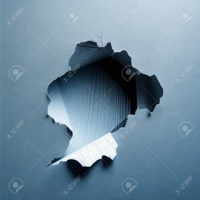 破烂的洞在透明背景上的撕纸中撕裂