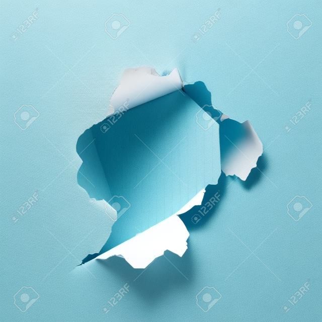 poszarpana dziura rozdarta w podartym papierze na przezroczystym tle