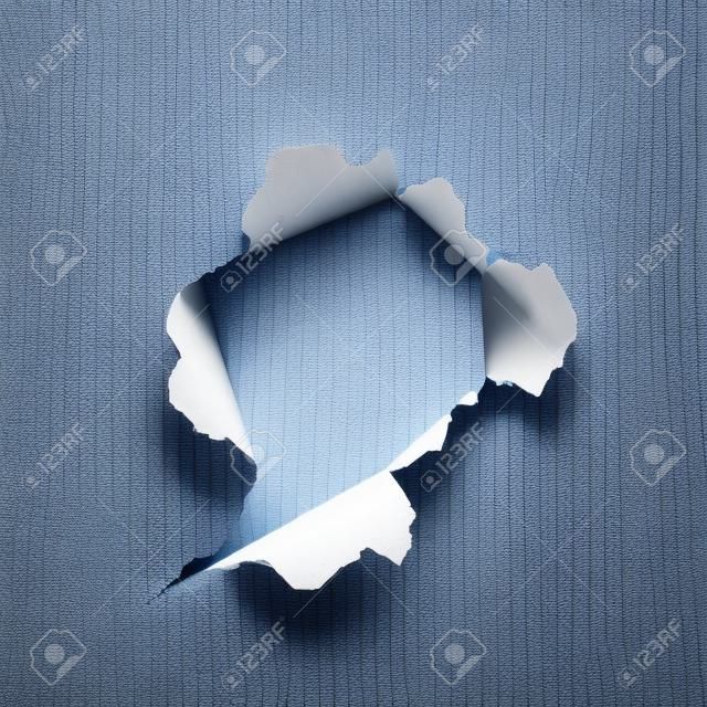 Buco contorto strappato in carta strappato su sfondo trasparente