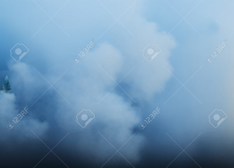 brouillard et fumée isolés sur fond transparent