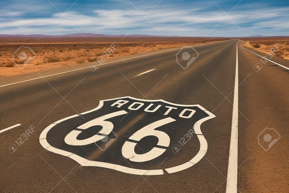 útvonalon 66 út vezet felé a távoli horizonton Dél-Kaliforniában