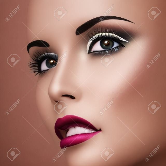 Leicht editierbare geschichteten Illustration der schönen selbstbewusste Frau mit Make-up suchen bis