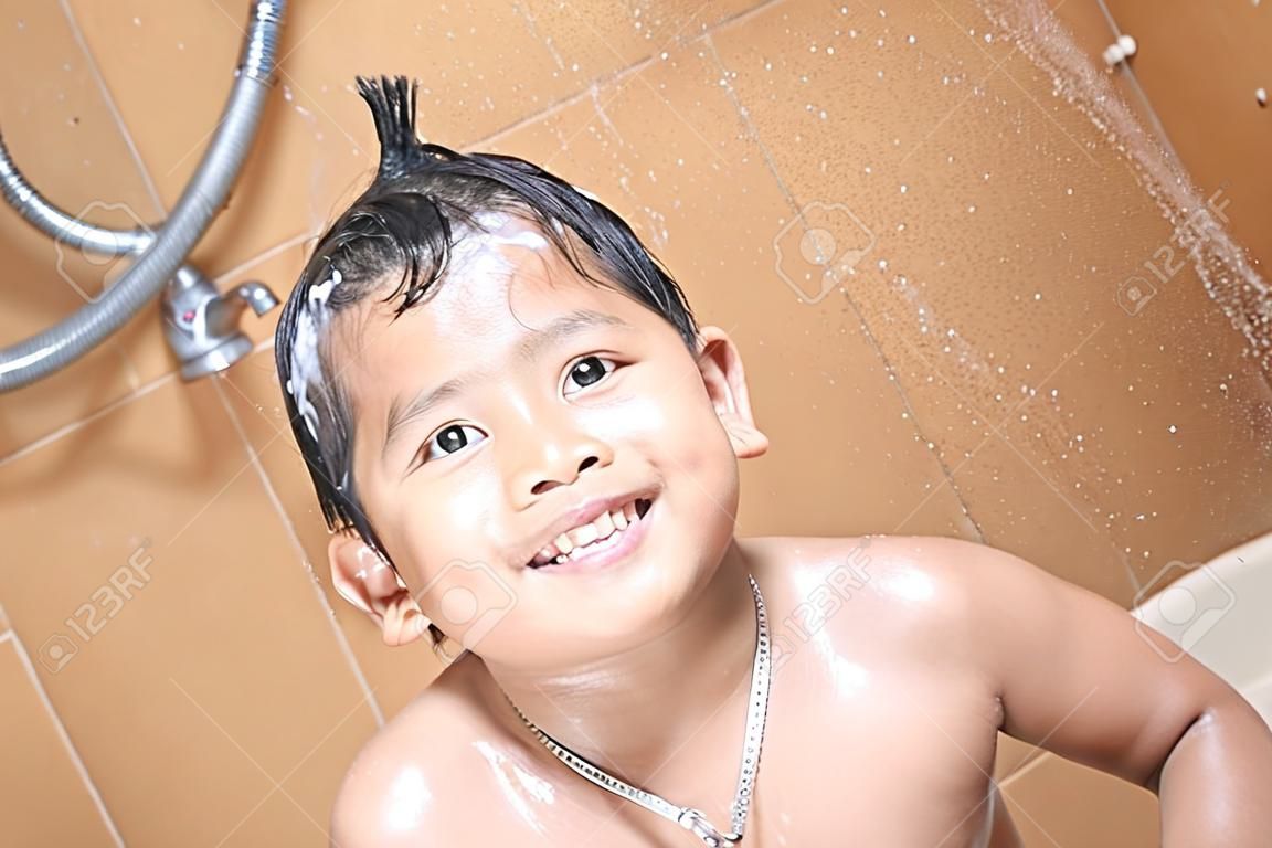 Asiatischen Jungen, die ein Bad