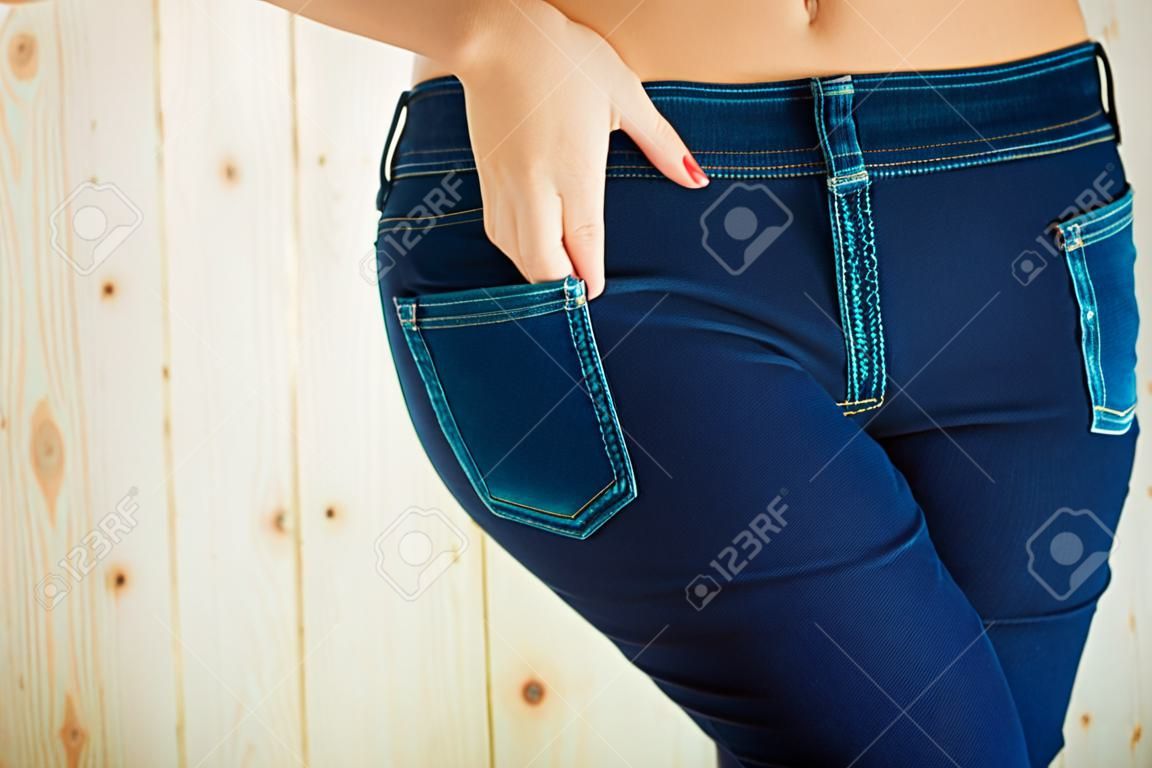 femme portant un jean