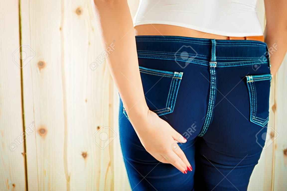 mujer vistiendo jeans