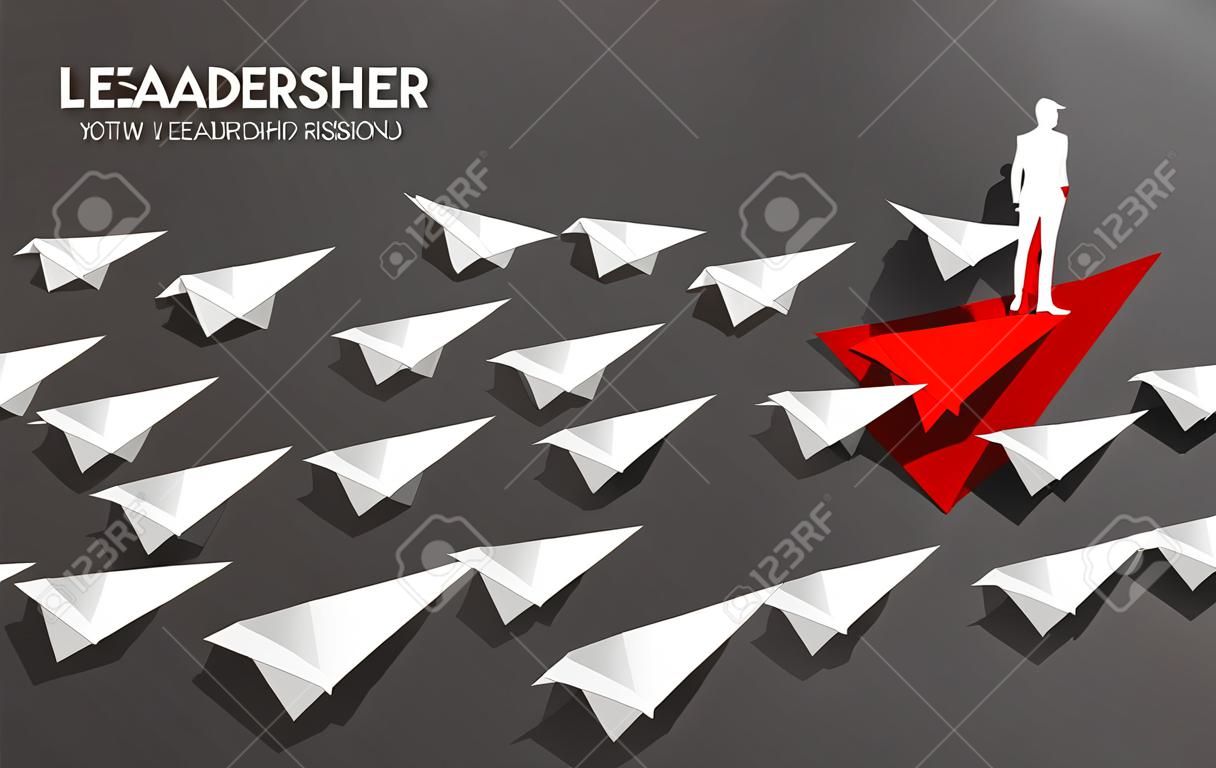 Silhouette des Geschäftsmannes, der auf der führenden Gruppe des roten Origami-Papierflugzeugs von Weiß steht. Geschäftskonzept der Führungs- und Visionsmission.