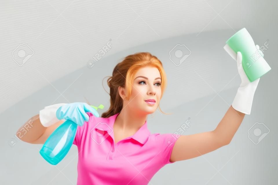 giovane casalinga pulizia su bianco
