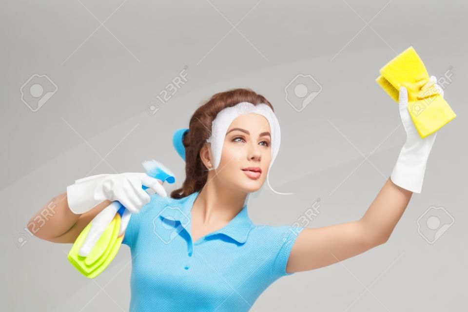giovane casalinga pulizia su bianco