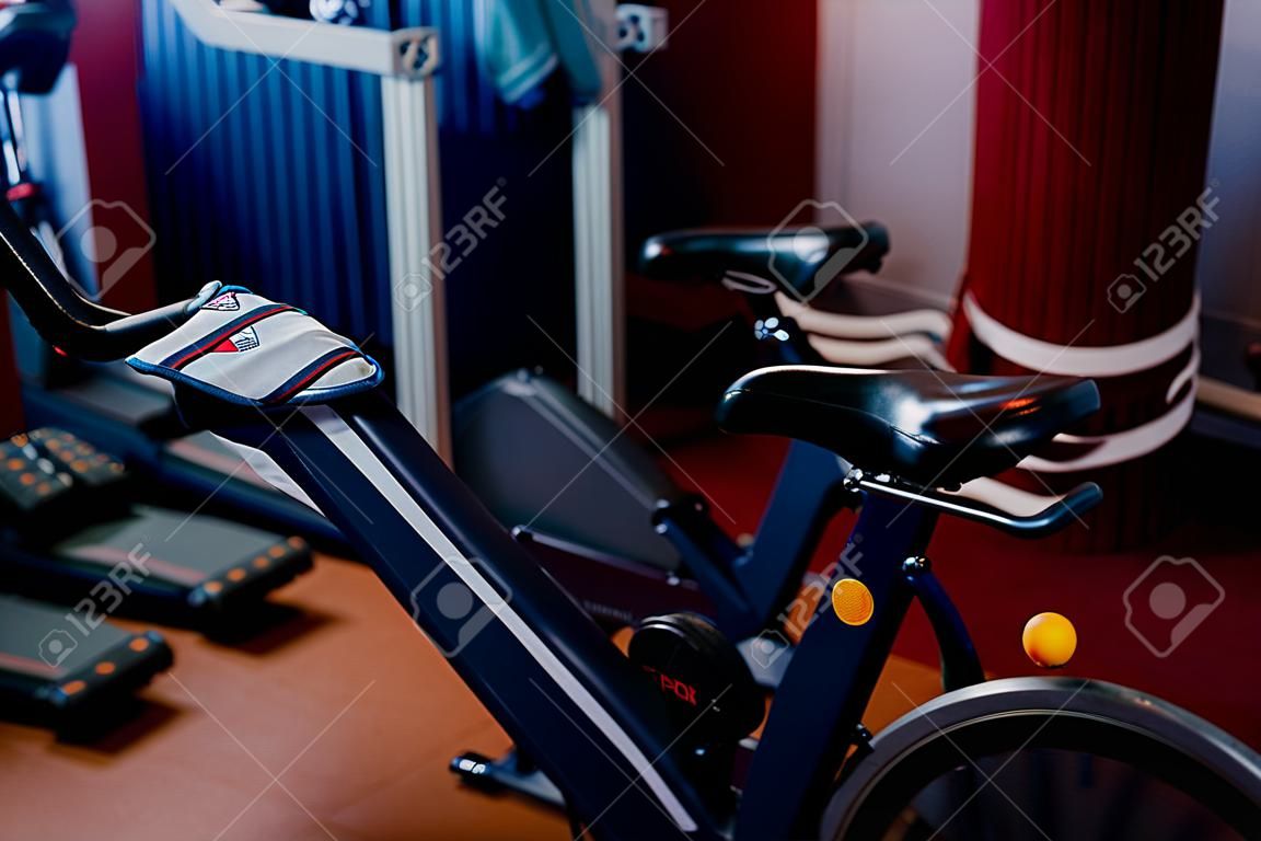 Simulador de bicicletas, equipamiento deportivo en el gimnasio.