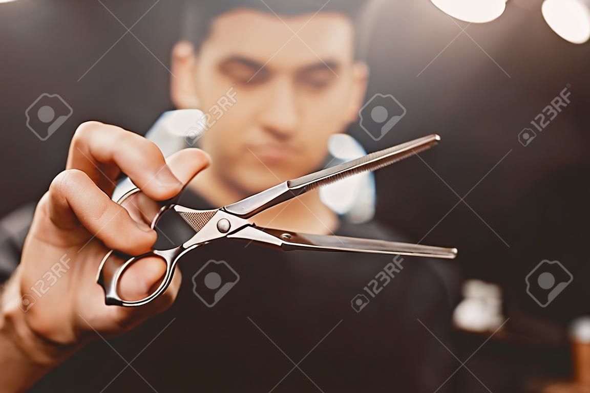 Barbiere. Il primo piano del barbiere tiene il parrucchiere del tagliatore di capelli della clip-on