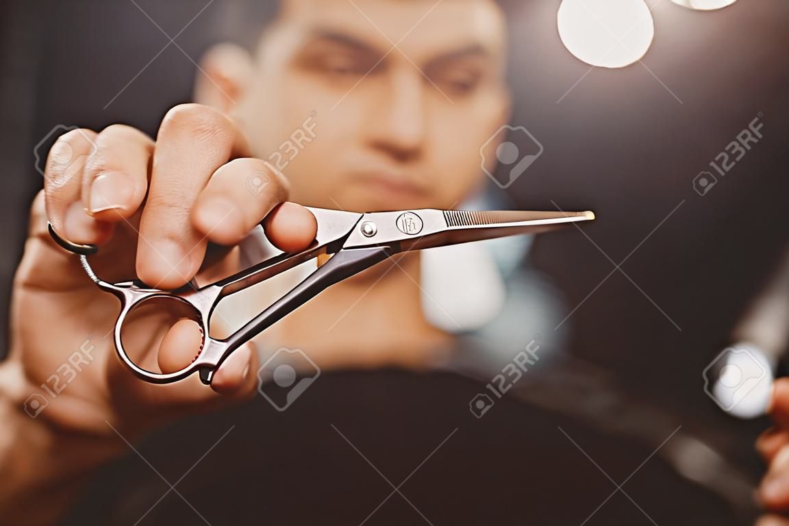 Barbiere. Il primo piano del barbiere tiene il parrucchiere del tagliatore di capelli della clip-on