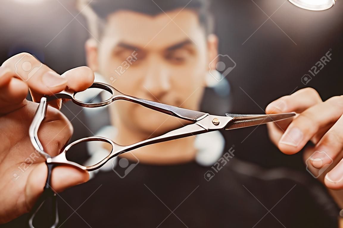 Barber shop. Close-up de barbeiro detém clip-on cabeleireiro clipper barbearia