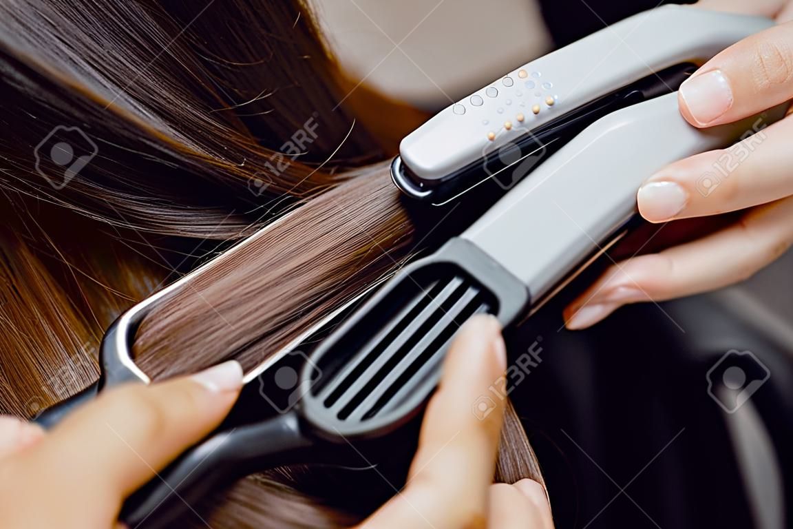 Keratynowa kuracja do włosów i kuracja proteinowa za pomocą profesjonalnego ultradźwiękowego żelazka. Laminowanie koncepcji, lifting
