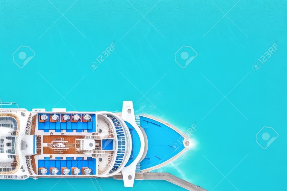 Kreuzfahrtschiff Luxusschiff im Liegeplatz im Hafen, blaues Meerwasser. Luftaufnahme von oben.