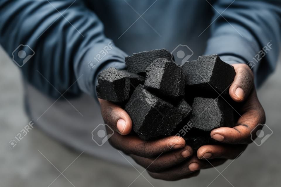 Mijnwerker houdt steenkoolpalm. Concept mijnbouw, Top view