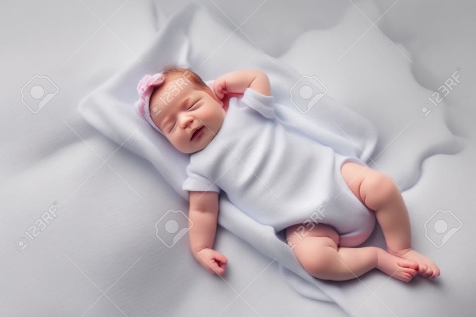 Petit bébé sur le lit