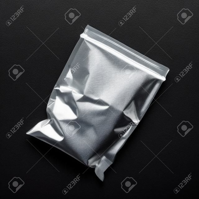 Kokain in Kunststoff-Paket auf schwarzem Hintergrund, Nahaufnahme