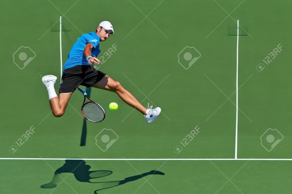 테니스 코트 뒤에 공을 점프하는 테니스 선수