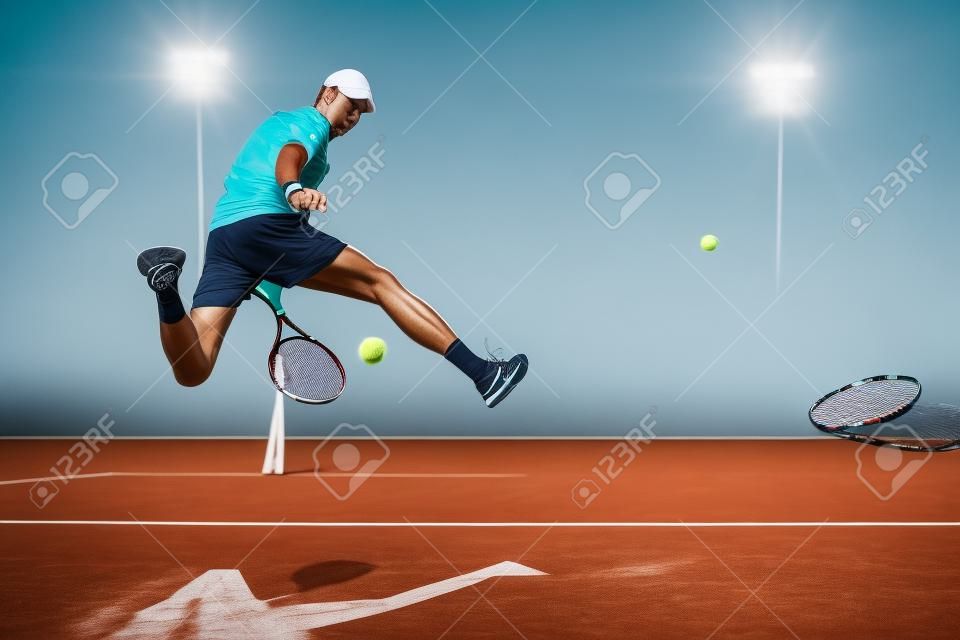Tennis speler springen voor de bal achter op tennisbaan