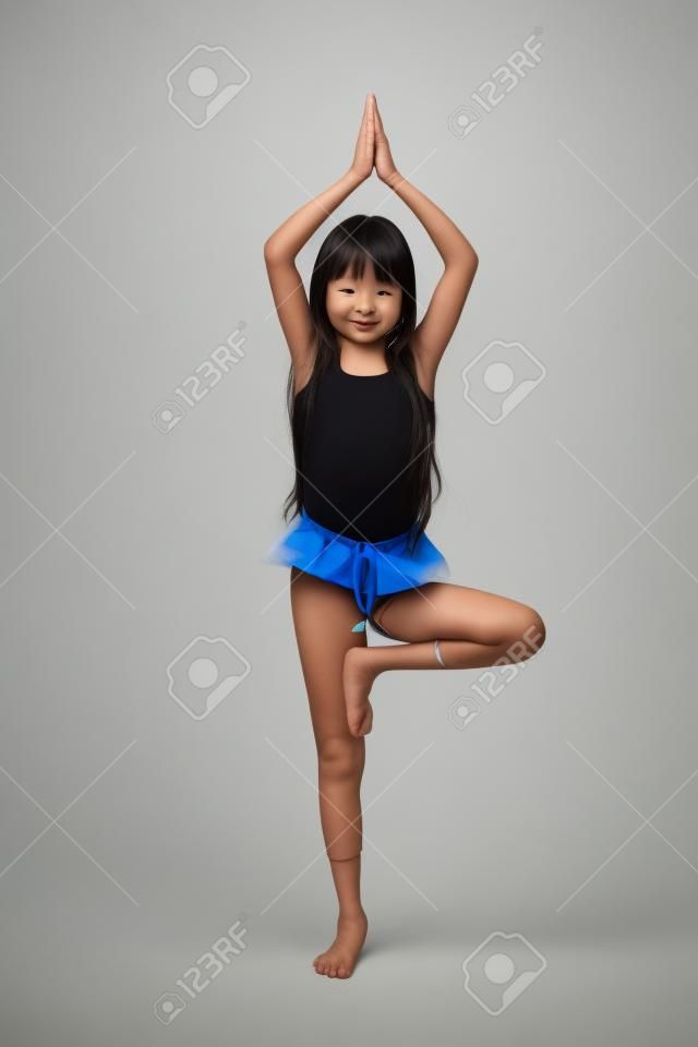 ヨガ体操分離された白で小さなアジアの女の子