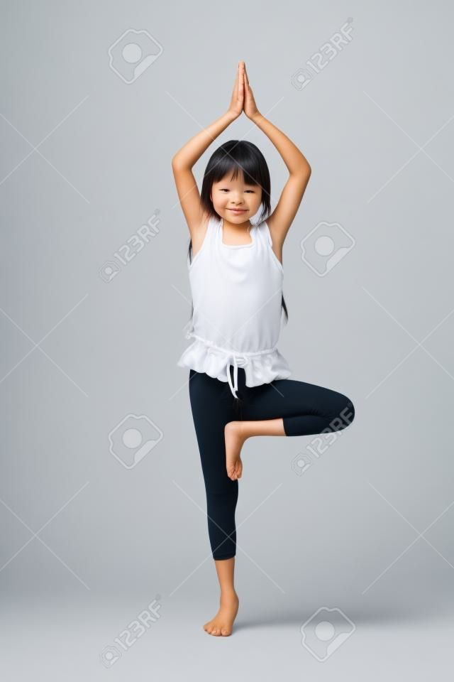 Ejercicios de yoga Chica haciendo asiático poco aislado más de blanco